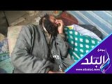 صدى البلد | الرحمة مش موجودة..الطقس والحشرات تنهش جسد مسن أمام مستشفى الصحة بالخانكة