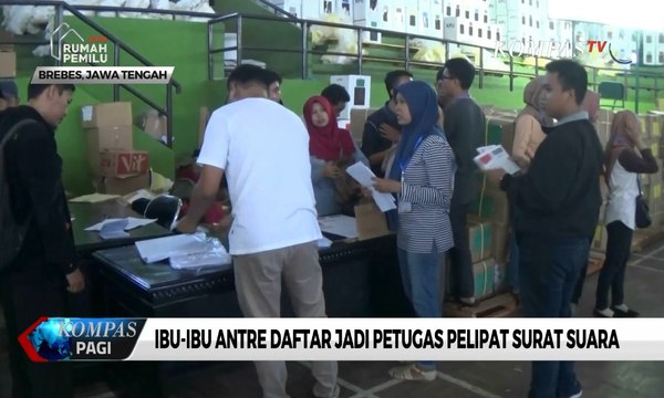 Dapat Upah Rp 85, Ibu-ibu Ini Rela Antre Jadi Pelipat Kertas Surat Suara Pemilu