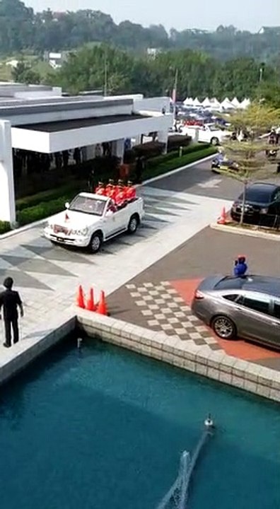 King arrives at Parliament