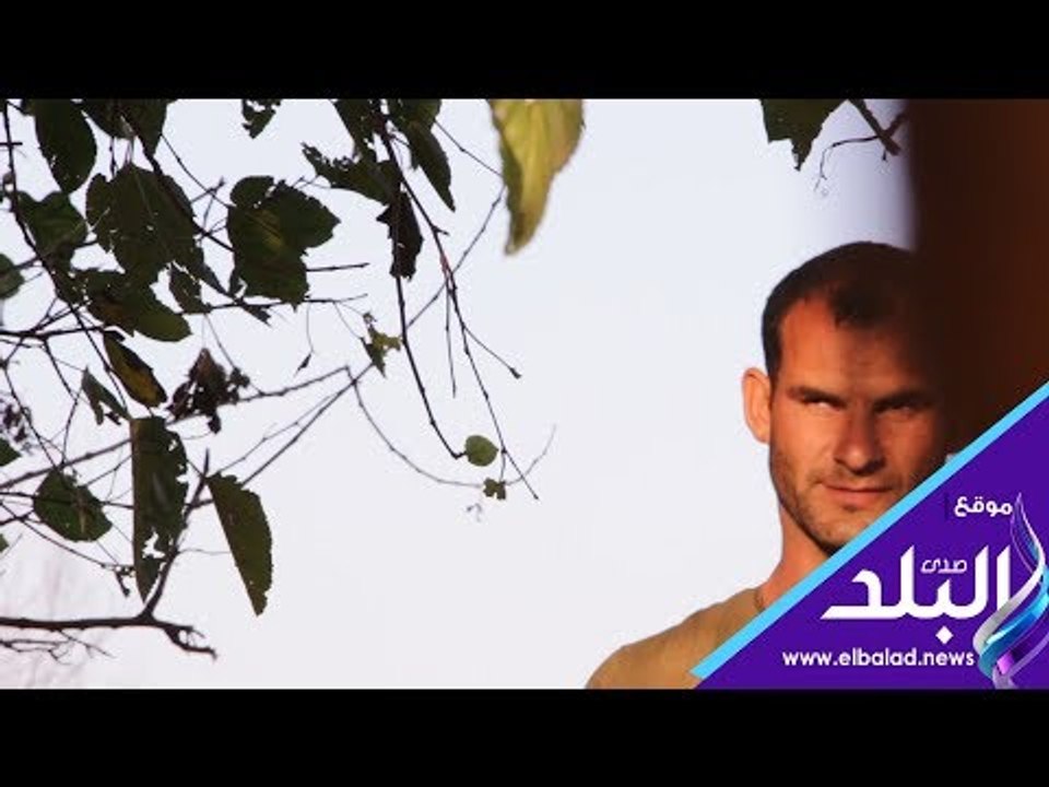 ماشي بنور الله.. كفيف يزرع أرضه بنفسه دون مساعدة.. شاهد تفاصيل يومه