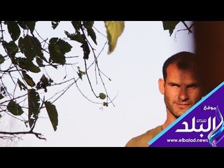 ماشي بنور الله.. كفيف يزرع أرضه بنفسه دون مساعدة.. شاهد تفاصيل يومه