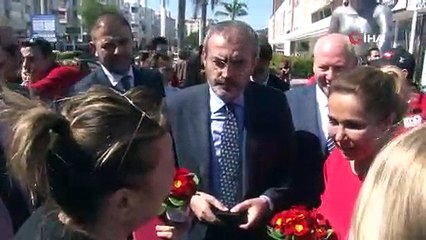 Ünal, Antalya’da kadınlara çiçek hediye etti