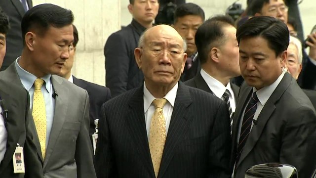 [현장영상] 광주법원 도착한 전두환...취재진 질문에 '묵묵부답' / YTN