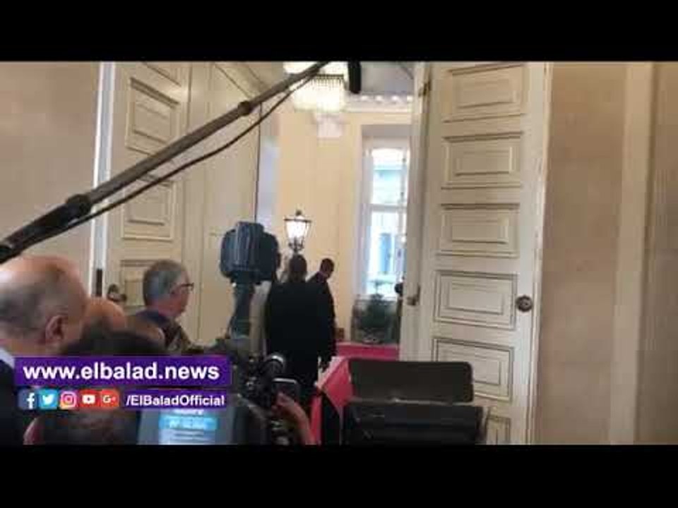 صدى البلد | السيسى يلتقط صورة تذكارية مع المستش...