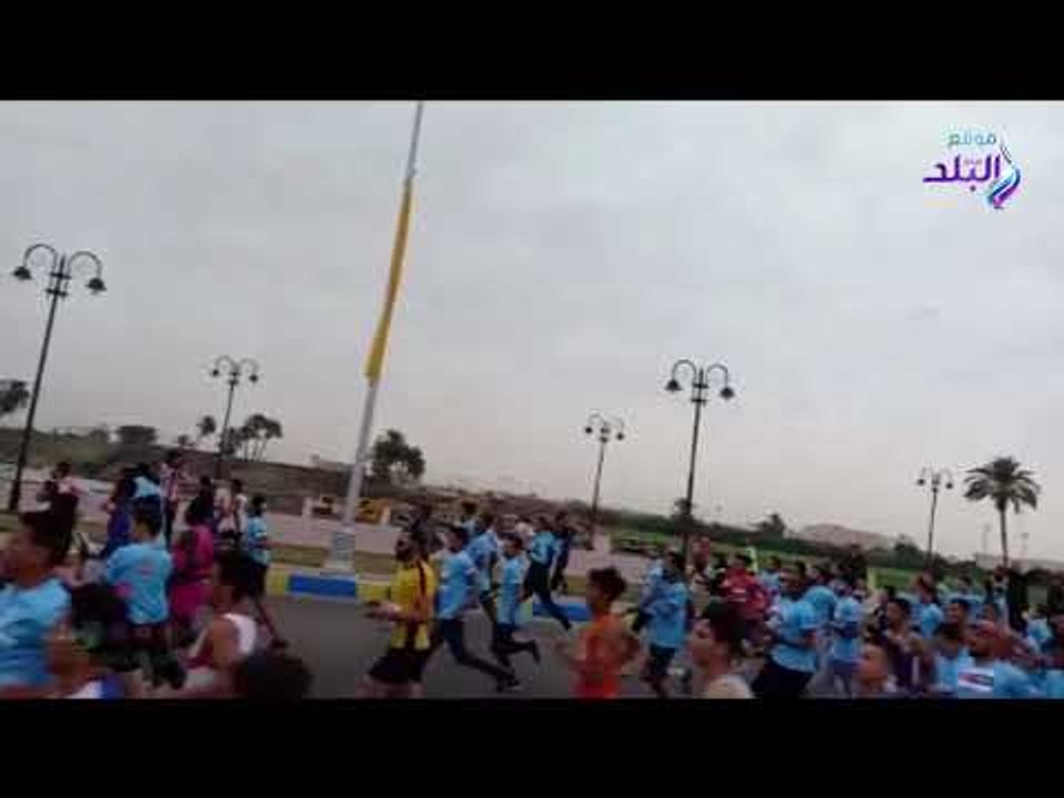 صدى البلد | مميش يتكفل بكرسي متحرك لاحد المشاركين في ماراثون زايد الخيري