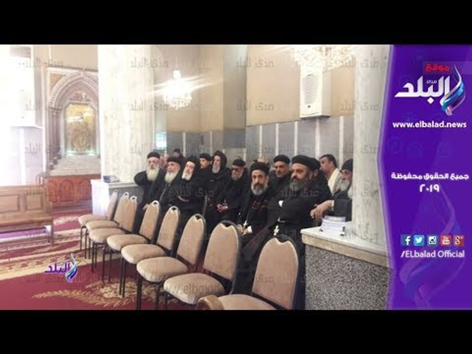 صدى البلد | مئات الأقباط يلقون نظرة الوداع على جثمان وكيل الدير المحرق بالقوصية