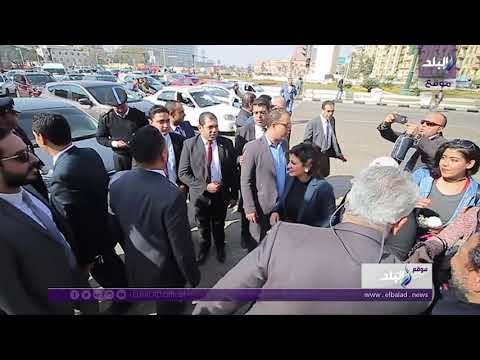 صدى البلد | مواطنون يوزعون الورود على رجال الشرطة بميدان التحرير‎