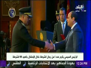 الرئيس السيسي يمنح عددا من أفراد وضباط الشرطة أنواط الامتياز فى عيدهم الـ66