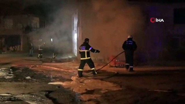 Hurda otomobilde çıkan yangın, yanındaki binayı küle çeviriyordu