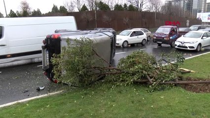 İstanbul- Zeytinburnu'nda Kayganlaşan Yolda Trafik Kazası