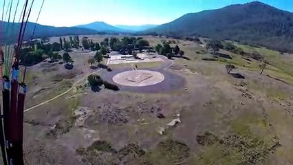 Skippy attaque un parapentiste lors de son atterrissage