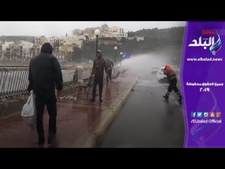 صدي البلد | بدلًا من المياة.. سماء مالطا تُمطر أسماكًا والمارة يتهافتون عليها