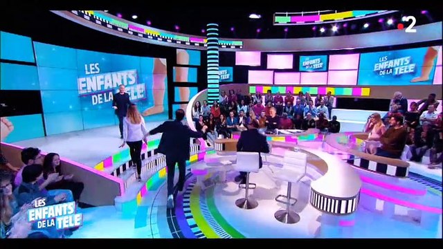 Samuel Etienne se fait piéger par une danseuse professionnelle dans Les enfants de la télé - Regardez