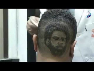 شاهد..حلاق مصري يرسم وجه محمد صلاح على رؤوس محبي لاعب ليفربول