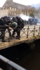 Gilets Jaunes : L'image d'un policier qui frappe à plusieurs reprises un manifestant à terre visionnée des centaines de milliers de fois