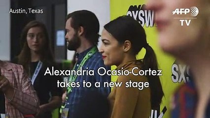 Tải video: Alexandria Ocasio-Cortez walks red carpet at SXSW