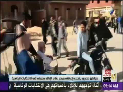 الانتخابات الرئاسية - فى مشهد مشرف.. شرطي يساعد مسنًا للوصول إلى لجنته الانتخابية