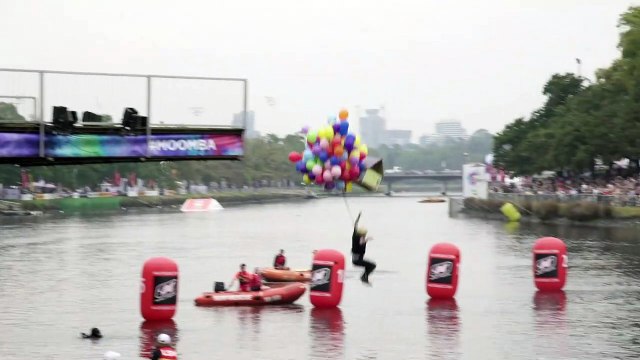 La seconde de gloire: des Australiens volants sautent dans l'eau
