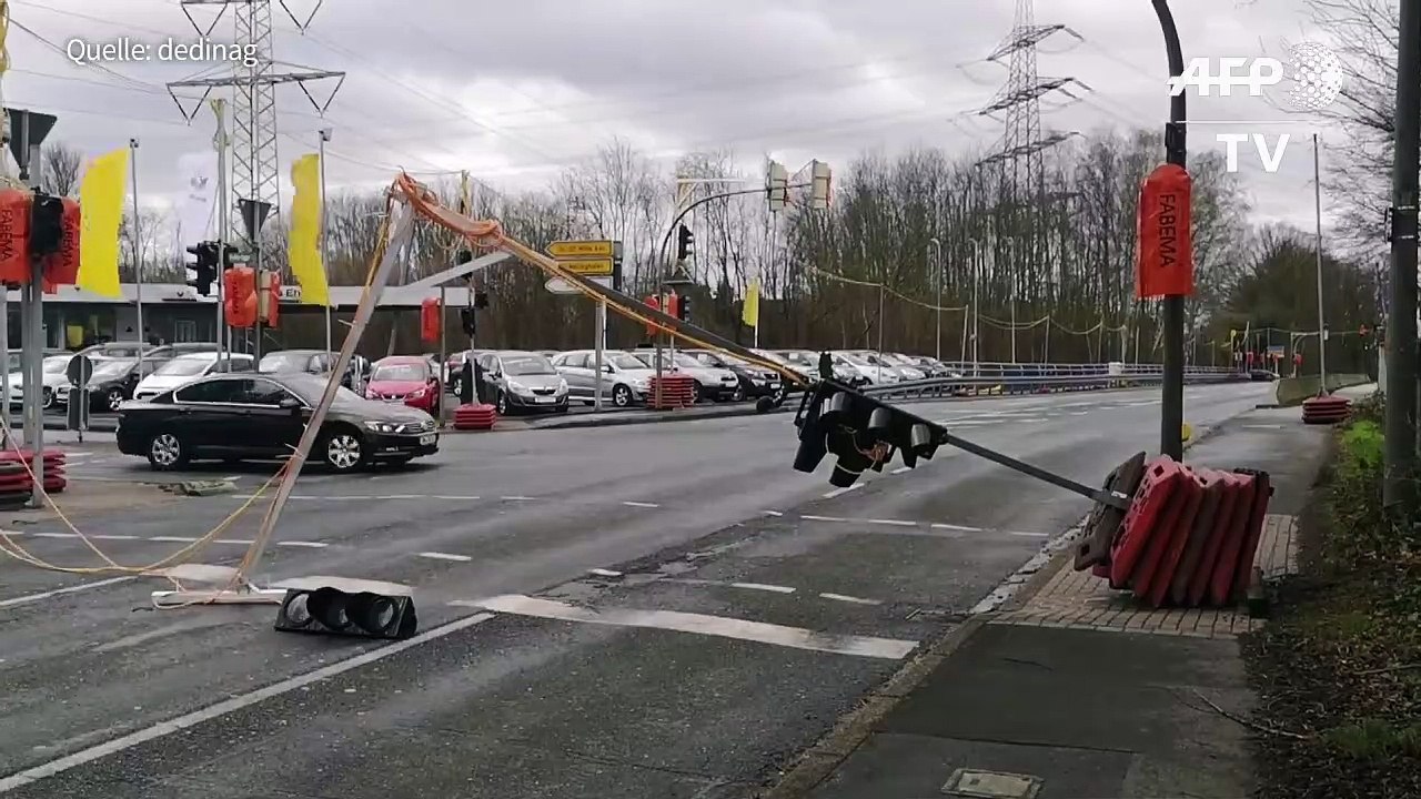 Verkerschaos durch Sturmtief "Eberhard" - ein Toter in NRW