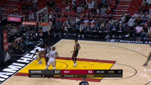 Derrick Jones Jr goes airplane mode on one-handed alley-oop