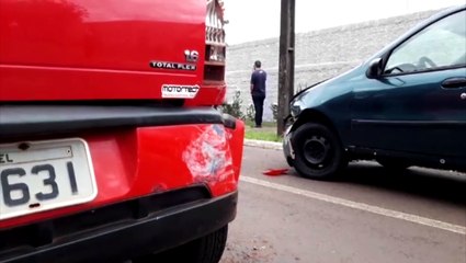 Carros batem na Rua Cuiabá e mulher precisa de atendimentos do Siate