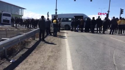 Download Video: Van-Polisleri Taşıyan Midibüs ile Minibüs Çarpıştı 6'sı Polis, 17 Yaralı-Tamamı