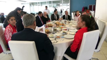 Tek ayakkabıyla koşan Akbingöl altınla ödüllendirildi