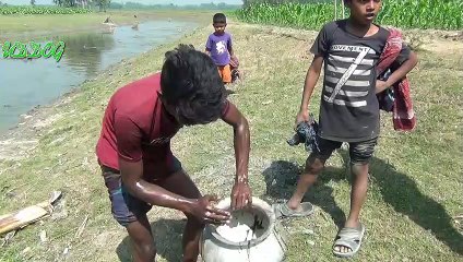 Скачать видео: How Is This Fishing? Around 20 people Catching Fishes With Bare Hands HD