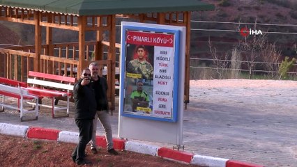 Köylülerin 15 Temmuz Şehitleri İçin Yaptığı Türk Bayrağı ve Yazı Büyük İlgi Çekiyor