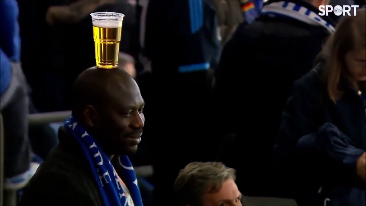 Fan balanciert Bier auf seinem Kopf