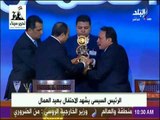 رئيس اتحاد عمال مصر يسلم الرئيس السيسى درع اتحاد نقابات عمال مصر