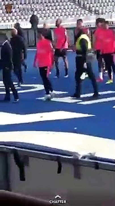 La direction du PSG envoie ses joueurs s'excuser devant les supporters et cela se passe très mal