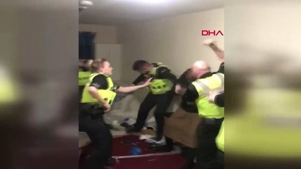 Dha Dış - İngiliz Polisi, Siyahi Genci Sprey Kutusu ile Darp Etti