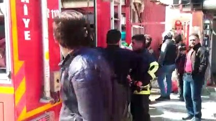 Suriyelilerin kaldığı 3 katlı binanın 2. katında yangın çıktı