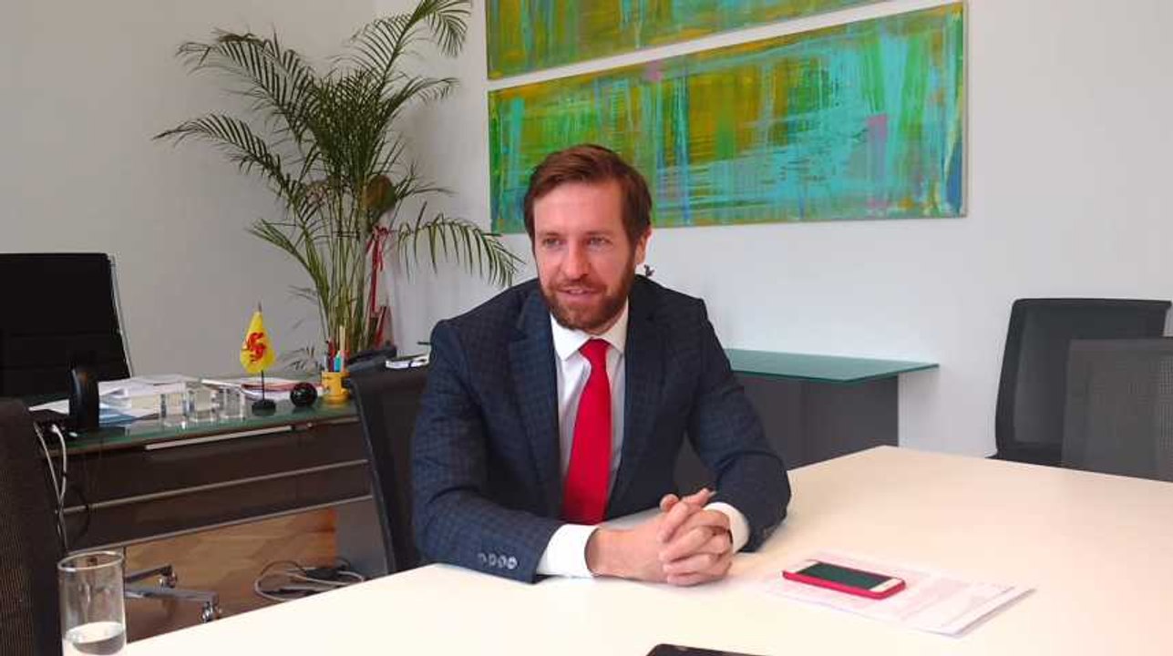 Mons. une grande roue sur la Grand-Place pour les vacances de Pâques.Video Eric Ghislain