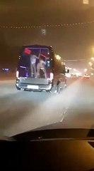 Un automobiliste croise une camionnette avec des strip-teaseuses qui dansent ?!?