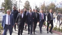 Bakan Dönmez, Şehit Ömer Halisdemir'in Kabrini Ziyaret Etti