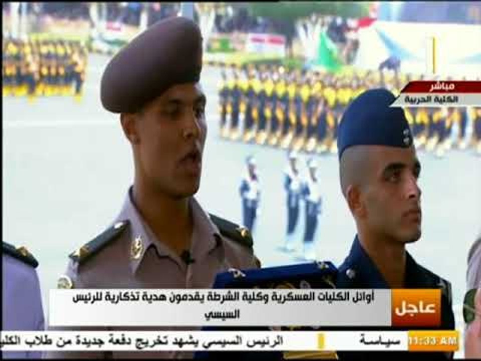 صدى البلد - أوائل الخريجين من الكليات العسكرية وكلية الشرطة يقدمون هدية تذكارية للرئيس السيسي