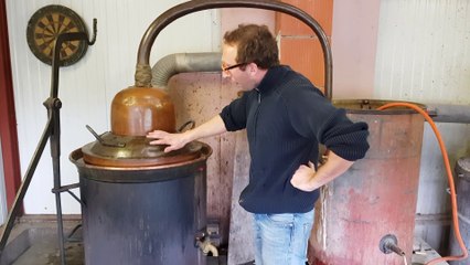 La fabrication de l'eau-de-vie pas à pas dans les alambics de  Verjon