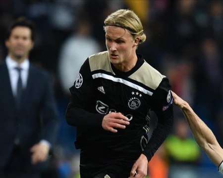 لقطة: كرة قدم: تاليافيكو لاعب أياكس يُقيم قرعة دوري أبطال أوروبا على طريقته