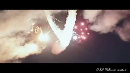 Un avion tire des lasers et des feux d'artifice (Avalon airshow 2019)