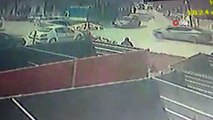 Motosikletle otomobilin çarpıştığı kaza kamerada