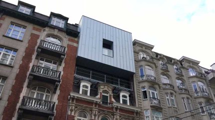 Bruxelles - Un cube ajouté au-dessus d’une maison située Boulevard d'Ypres provoque la polémique (vidéo Germani)