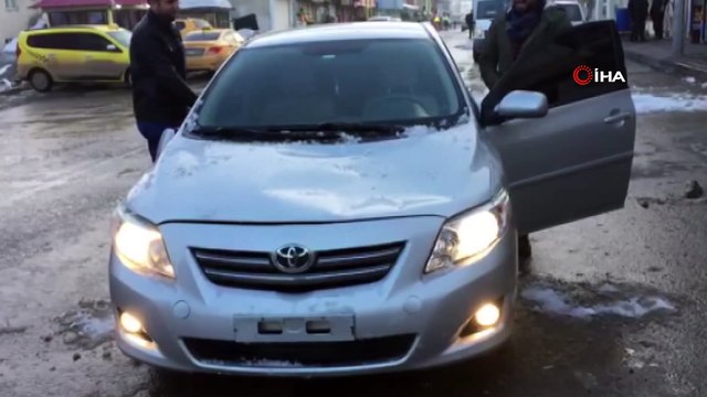 Çatıdan düşen kar kütlesi araca zarar verdi, çatıyı çökertti