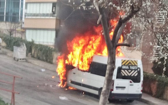 Öğrencileri taşıyan minibüs seyir halindeyken alev aldı