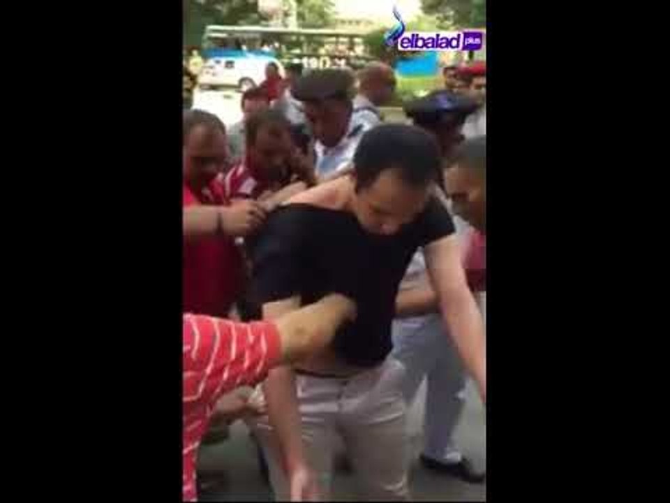 صدى البلد  - لحظة القبض على شخص حاول اشعال زجاجات كيماوية حارقة بميدان سيمون بوليفار