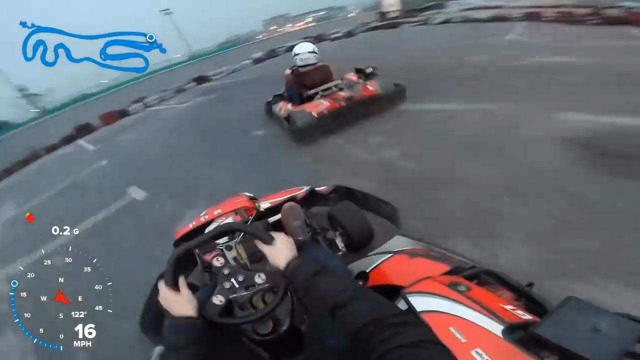 Un gars emmène sa copine faire du kart pour la première fois !