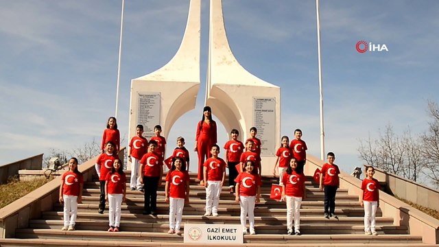 Çekim esnasında bayrağı yere düşüren öğrenciden duygulandıran hareket