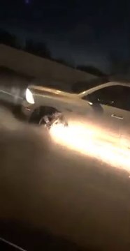 Conduire sans roue sur l'autoroute ? Des étincelles jaillissent de la voiture !