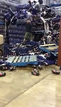 Il a détruit des milliers de canettes Pepsi en déchargeant !